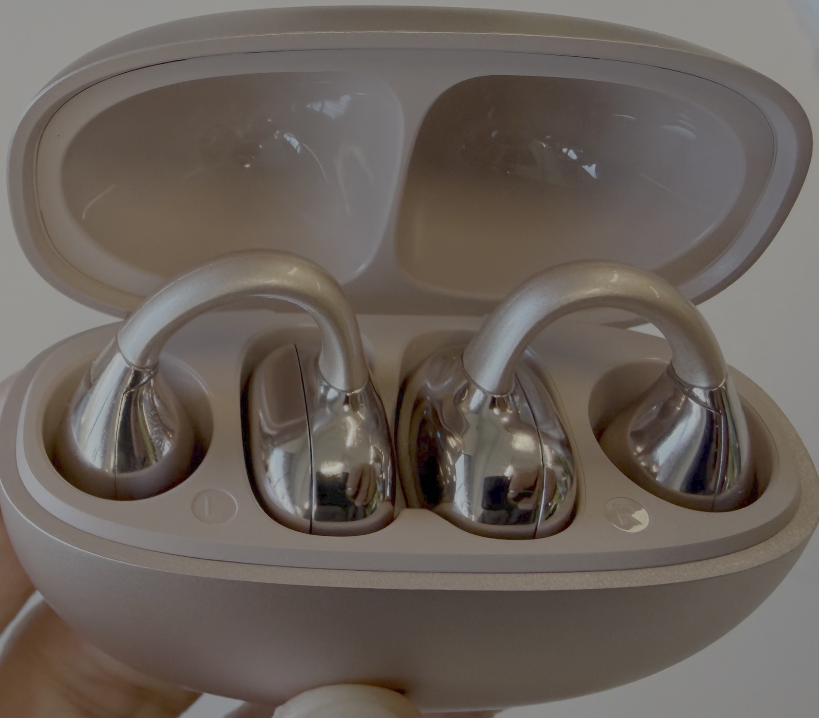 HiJavis Clip open-ear earbuds in their charging case